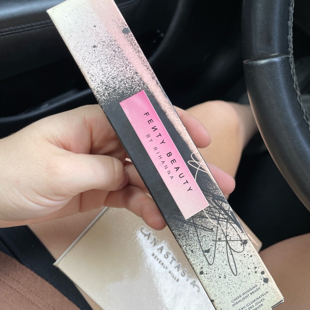 Fenty beauty highlight brush